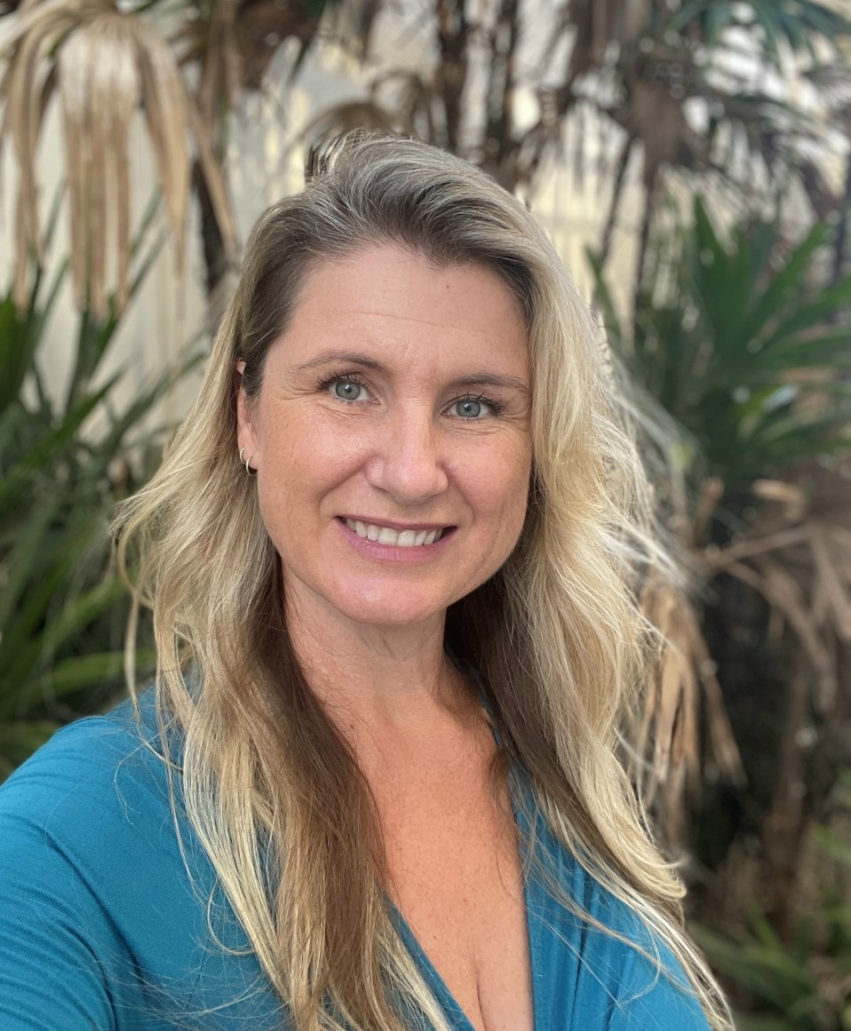 Cristal D. - Professional Hairdresser in Wailuku, Maui with California training